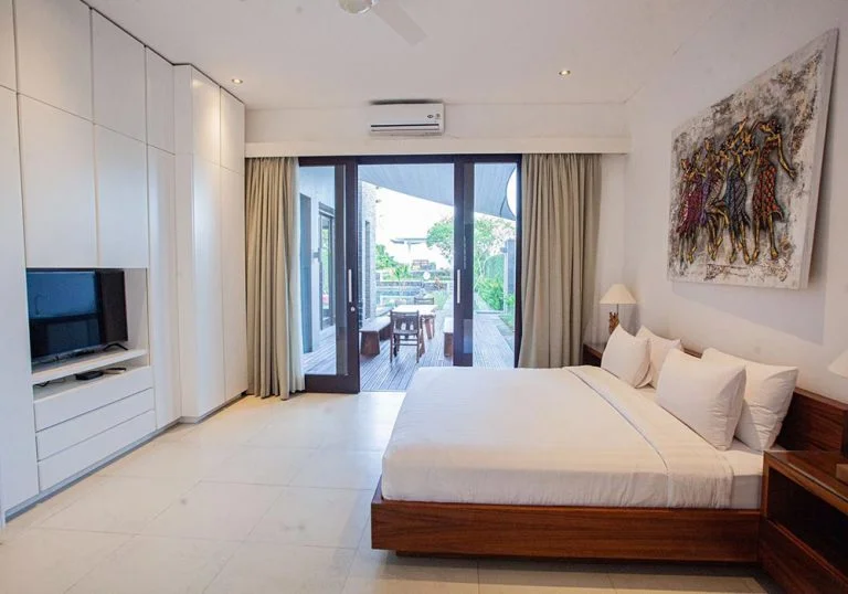 Your Dream Bali Escape: Elegant 3-Bedroom Beachfront Villa with Infinity Pools — image 8
