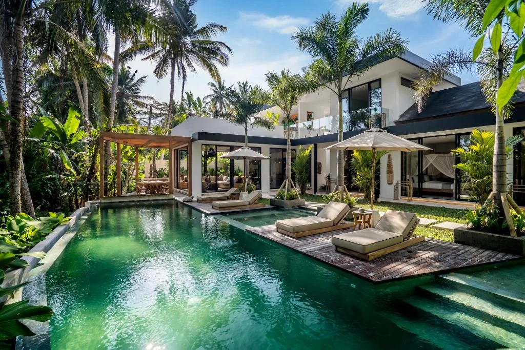 Elegant 4-Bedroom Jungle Villa Near Ubud Center with Infinity Pool — image 7