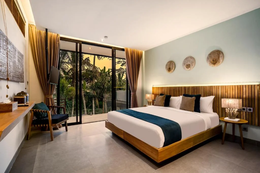Elegant 4-Bedroom Jungle Villa Near Ubud Center with Infinity Pool — image 6