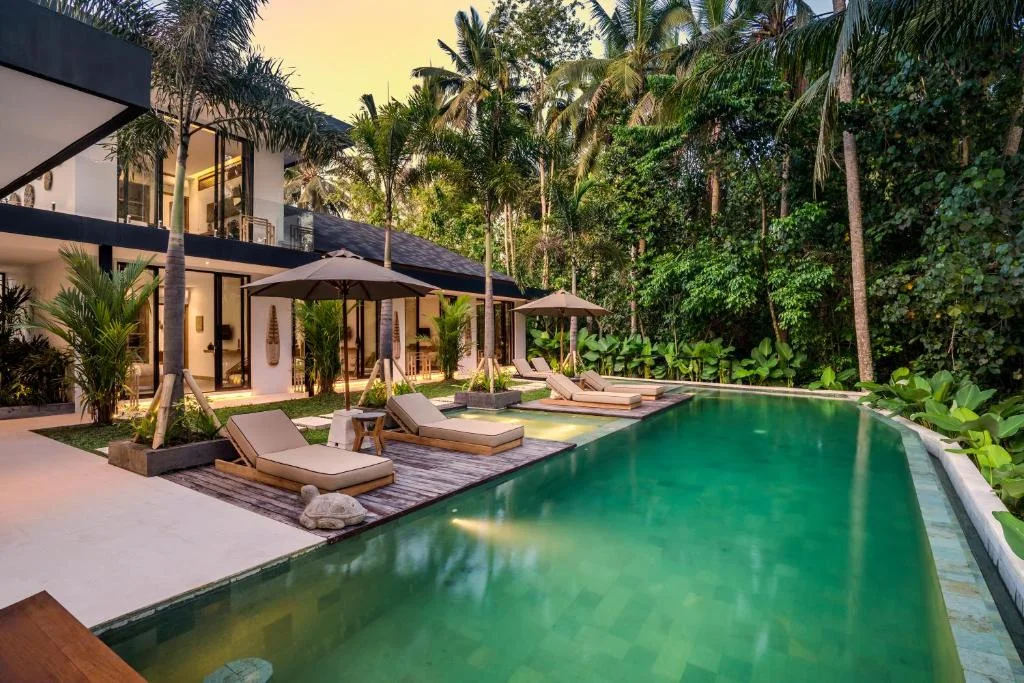 Elegant 4-Bedroom Jungle Villa Near Ubud Center with Infinity Pool — image 4