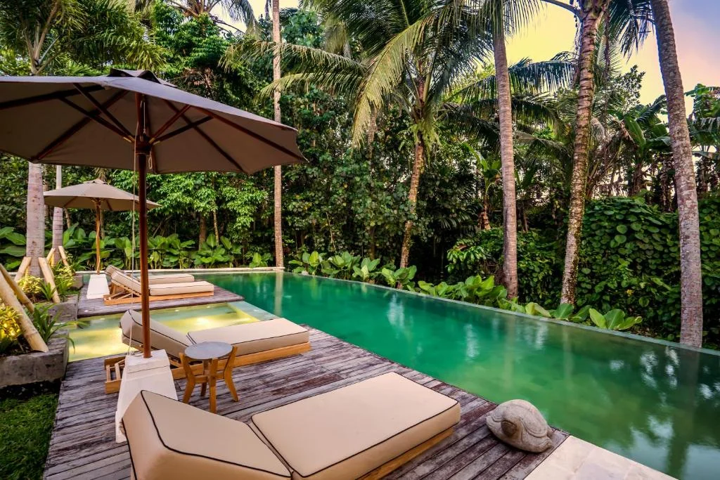 Elegant 4-Bedroom Jungle Villa Near Ubud Center with Infinity Pool — image 17