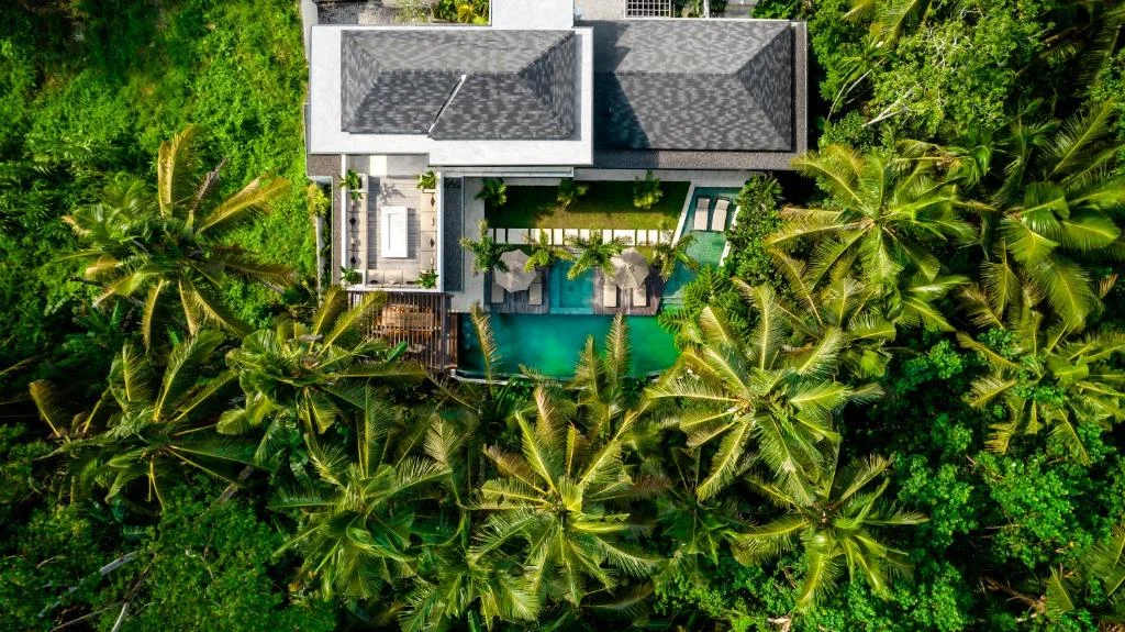 Elegant 4-Bedroom Jungle Villa Near Ubud Center with Infinity Pool — image 16