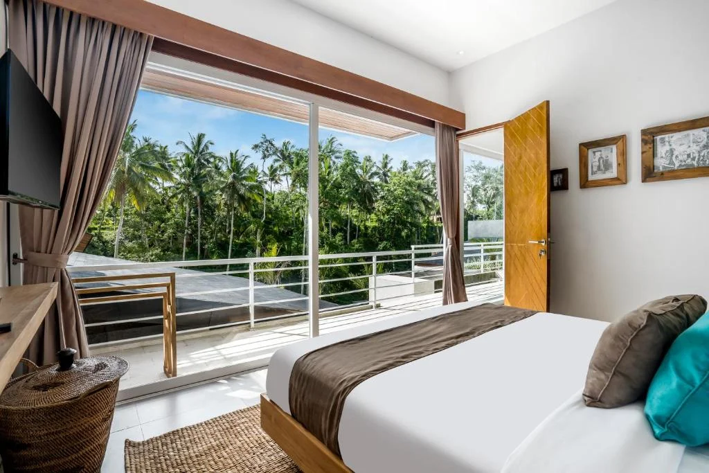 Luxurious 5BR Villa Infinity Pool, Jungle Views Ubud, Pejen — image 10
