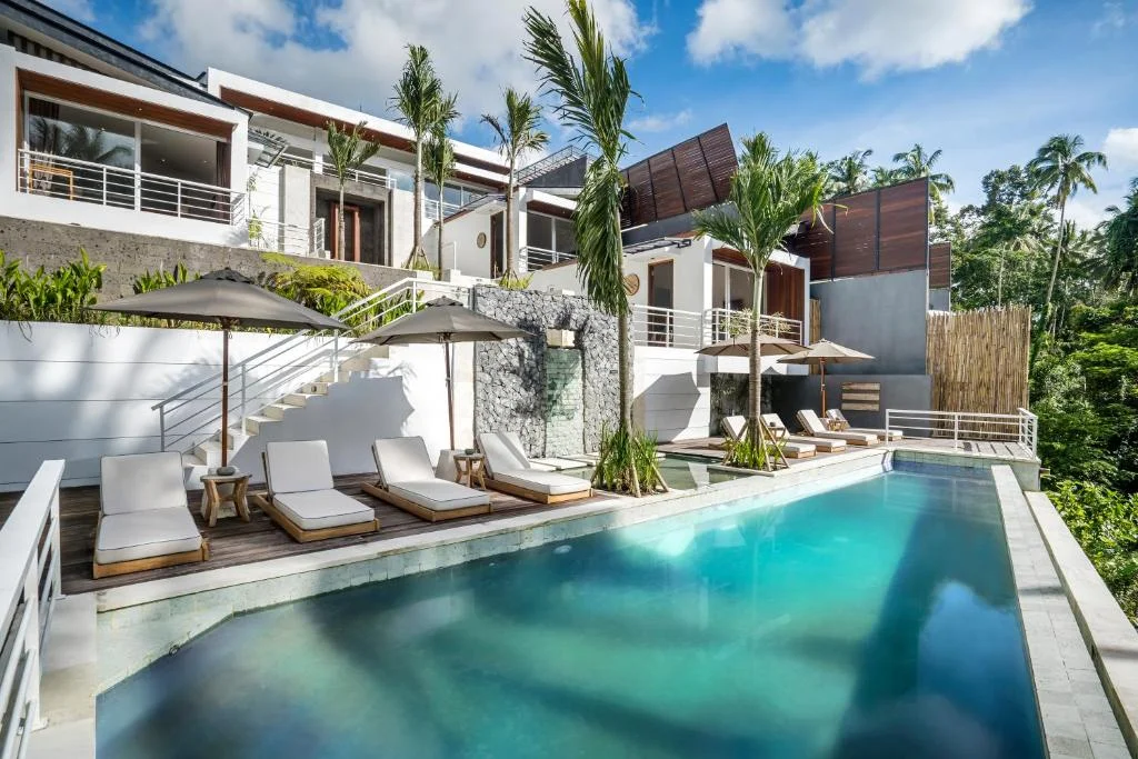 Luxurious 5BR Villa Infinity Pool, Jungle Views Ubud, Pejen — image 8