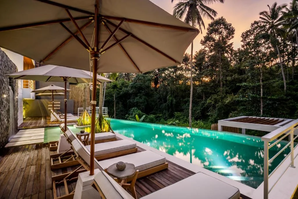 Luxurious 5BR Villa Infinity Pool, Jungle Views Ubud, Pejen — image 7