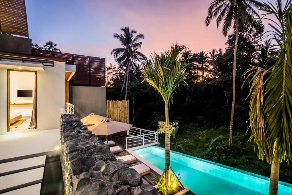 Luxurious 5BR Villa Infinity Pool, Jungle Views Ubud, Pejen — image 4
