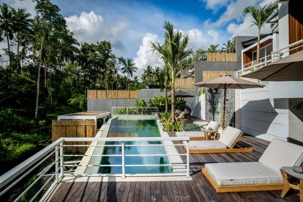 Luxurious 5BR Villa Infinity Pool, Jungle Views Ubud, Pejen — image 5