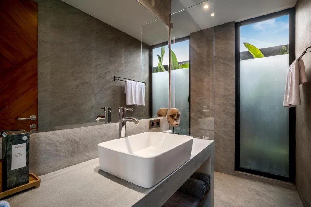 5BR Ubud Jungle Villa Infinity Pool, Rice Field Views & Massage Deck — image 10