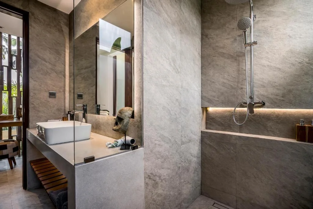 5BR Ubud Jungle Villa Infinity Pool, Rice Field Views & Massage Deck — image 18