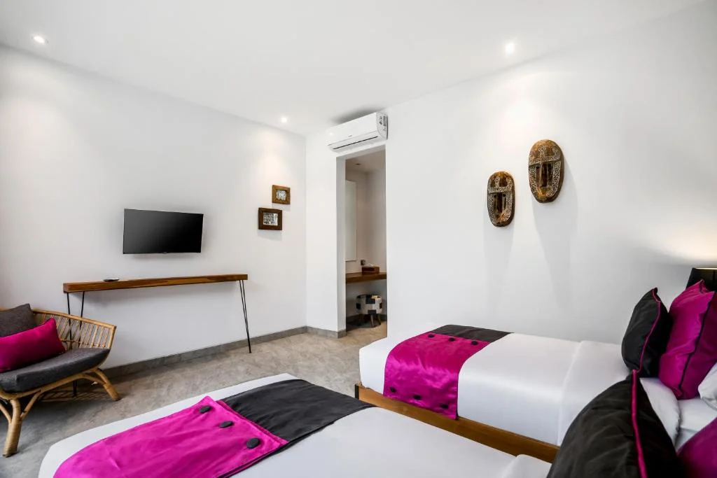 5BR Ubud Jungle Villa Infinity Pool, Rice Field Views & Massage Deck — image 15