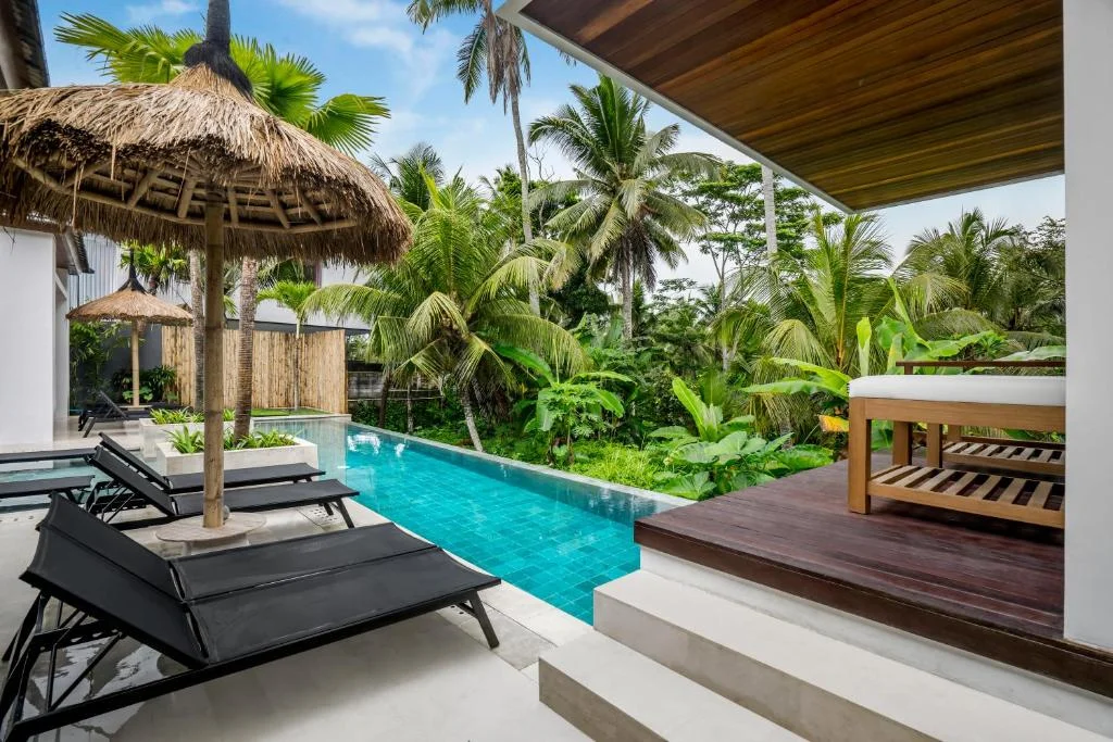 5BR Ubud Jungle Villa Infinity Pool, Rice Field Views & Massage Deck — image 4
