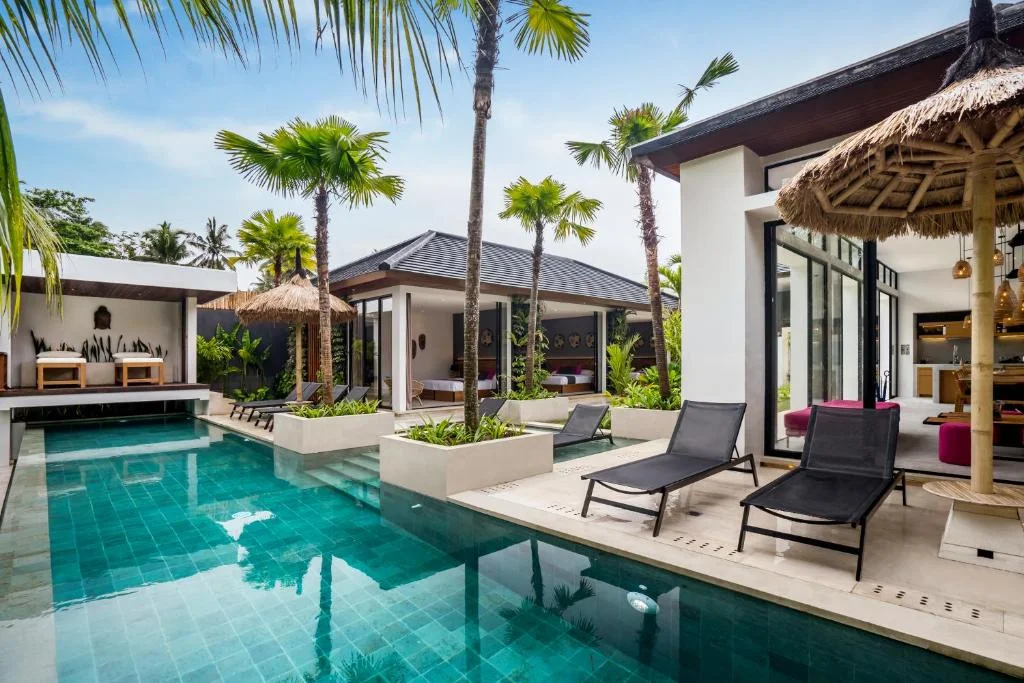 5BR Ubud Jungle Villa Infinity Pool, Rice Field Views & Massage Deck — image 7