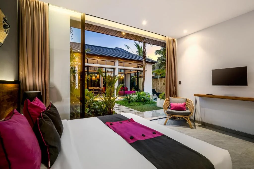 5BR Ubud Jungle Villa Infinity Pool, Rice Field Views & Massage Deck — image 14