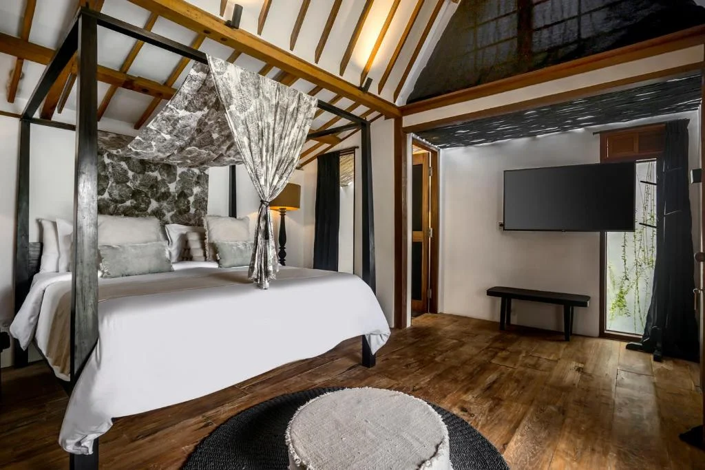 Authentic 8BR Resort Villa in Central Canggu w/ Pool, Yoga Shala & Eco Touch — image 9