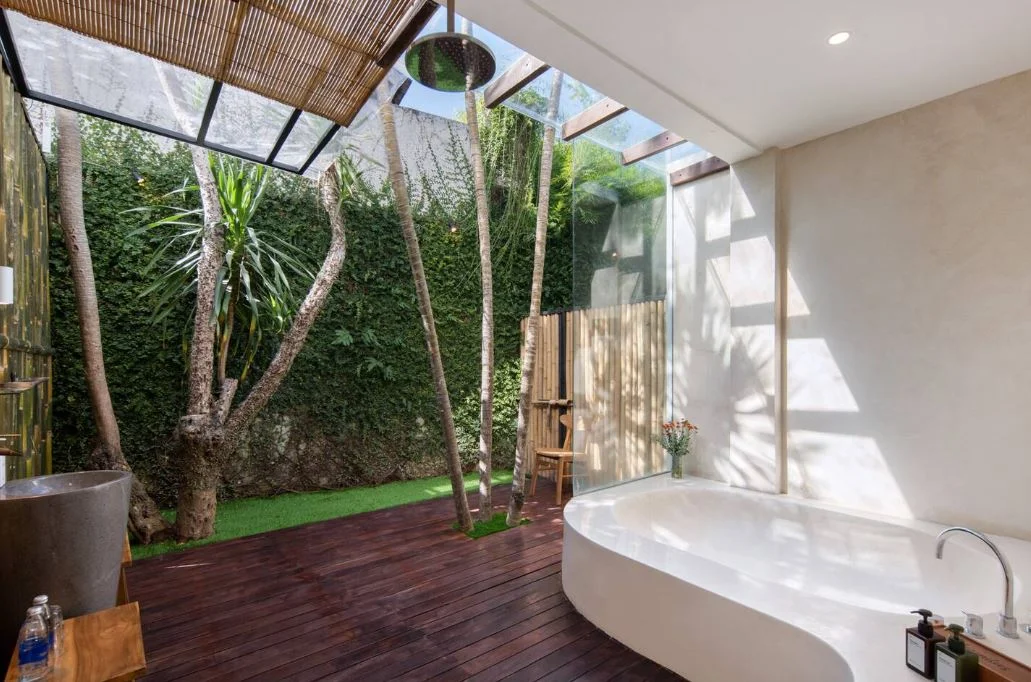 Canggu Villa with 6–7 Bedrooms Near Batu Bolong Beach — image 17