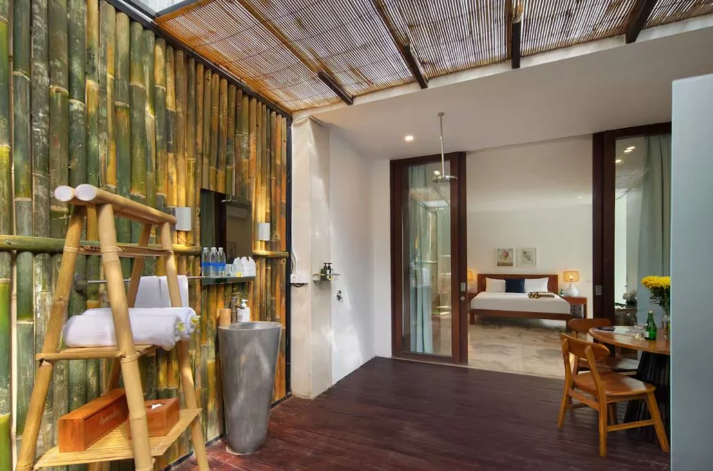 Canggu Villa with 6–7 Bedrooms Near Batu Bolong Beach — image 14