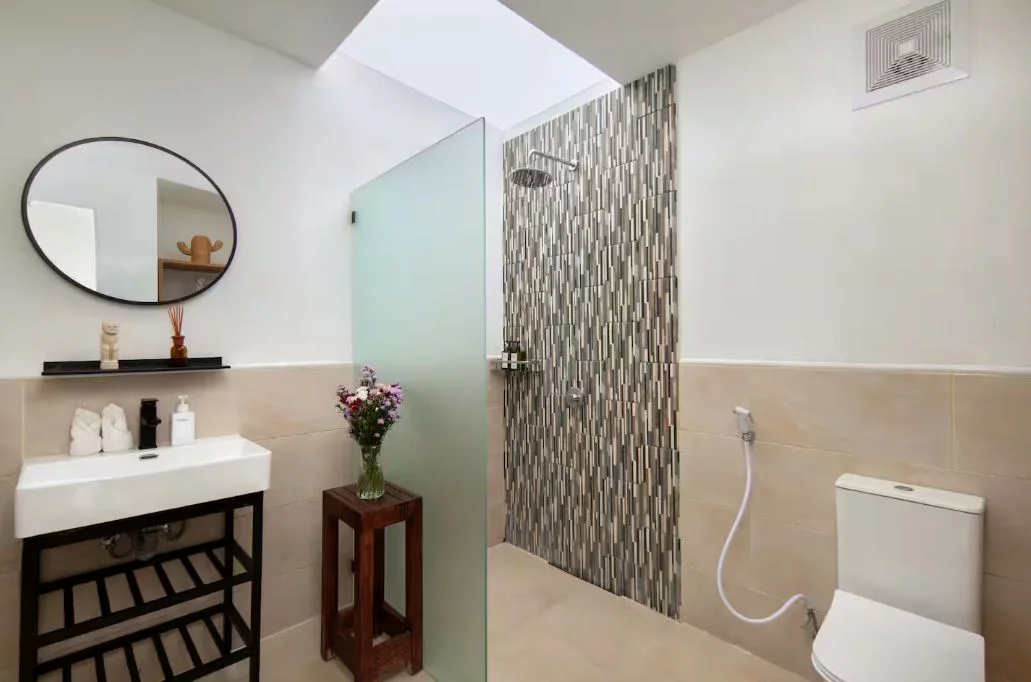 Canggu Villa with 6–7 Bedrooms Near Batu Bolong Beach — image 13