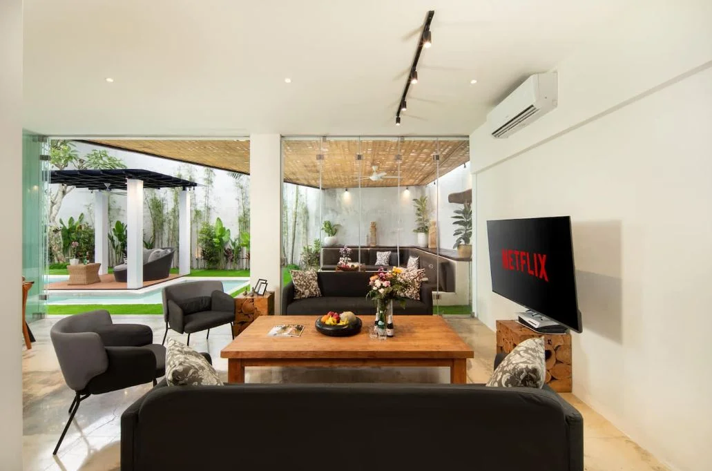 Canggu Villa with 6–7 Bedrooms Near Batu Bolong Beach — image 5