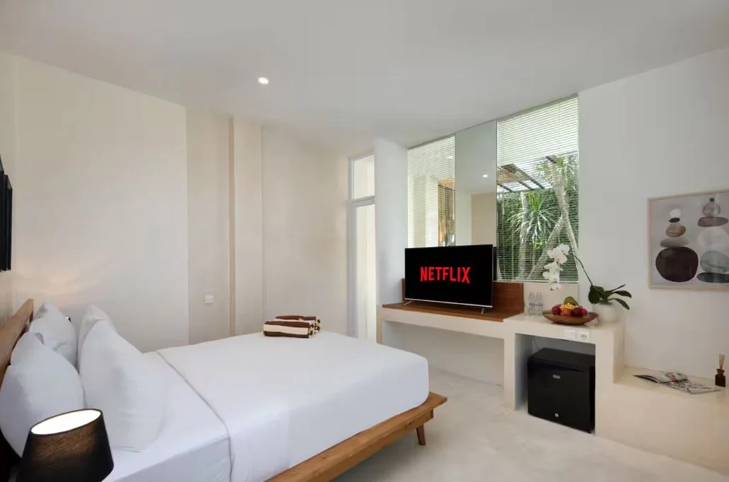 Canggu Villa with 6–7 Bedrooms Near Batu Bolong Beach — image 11