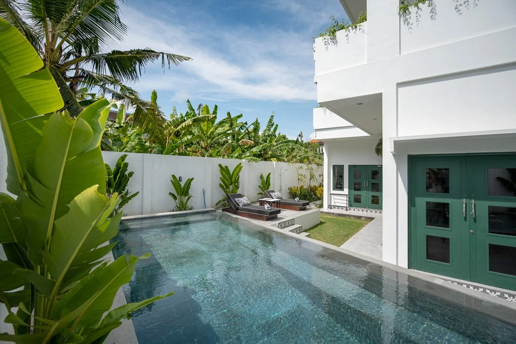 4BR Luxury Tropical Villa with Private Pool in Berawa, Canggu — image 3