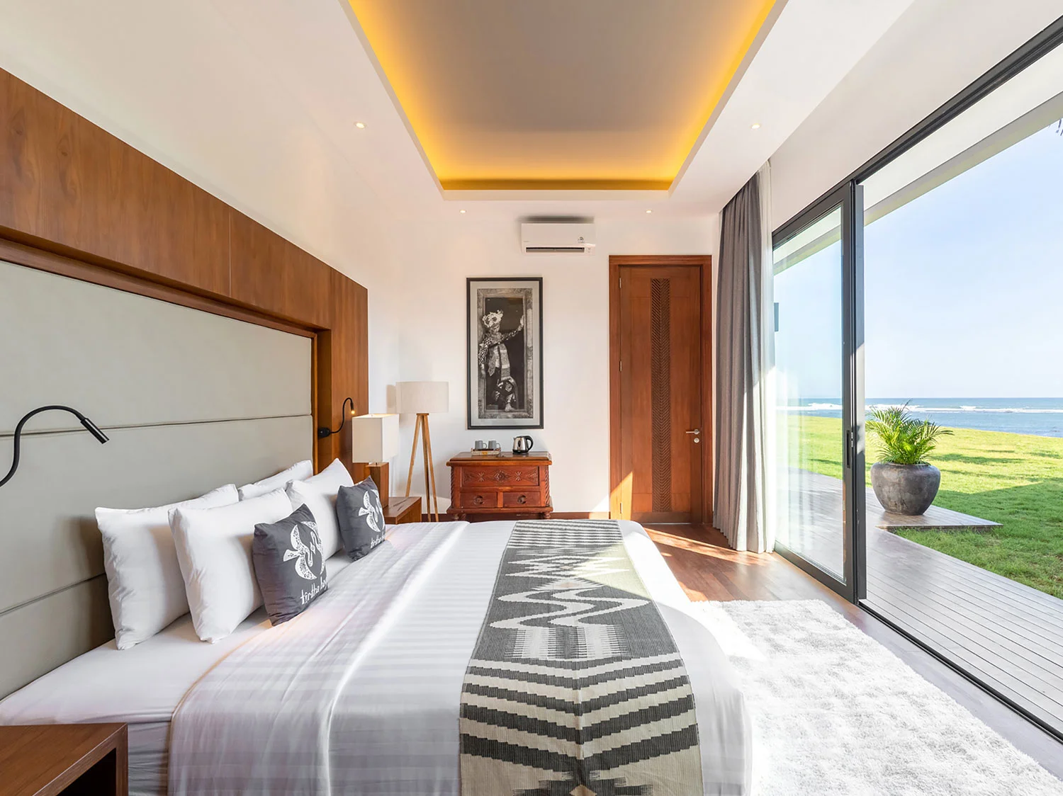 6BR Seafront Luxury Villa with Ocean View in Tanah Lot — image 11