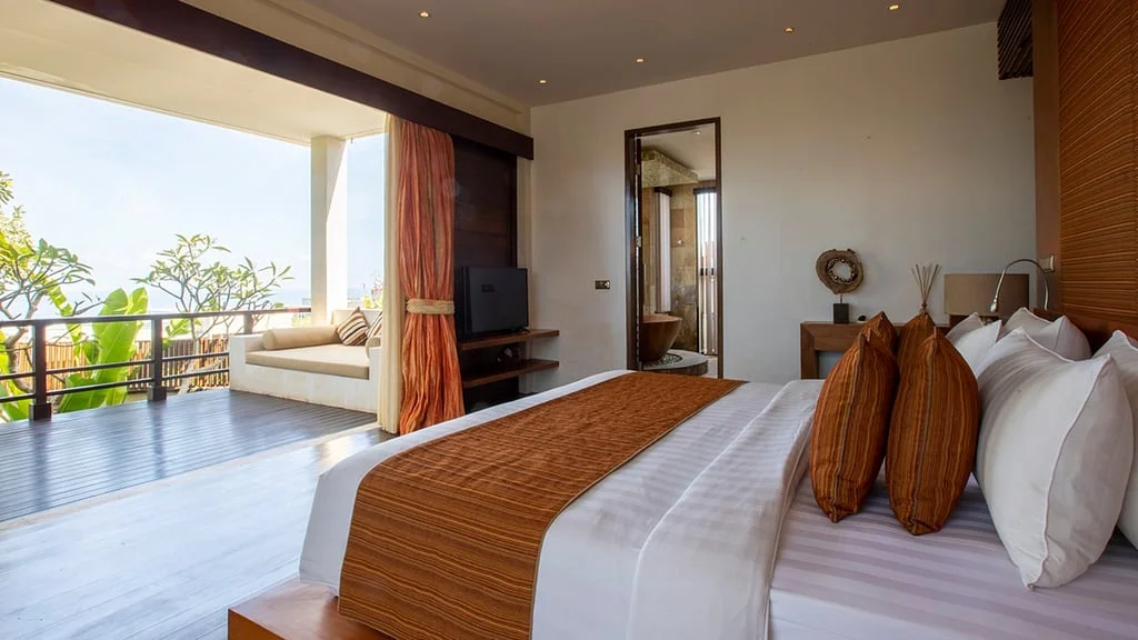 6BR Luxury Cliffside Villa with Ocean View in Uluwatu — image 18