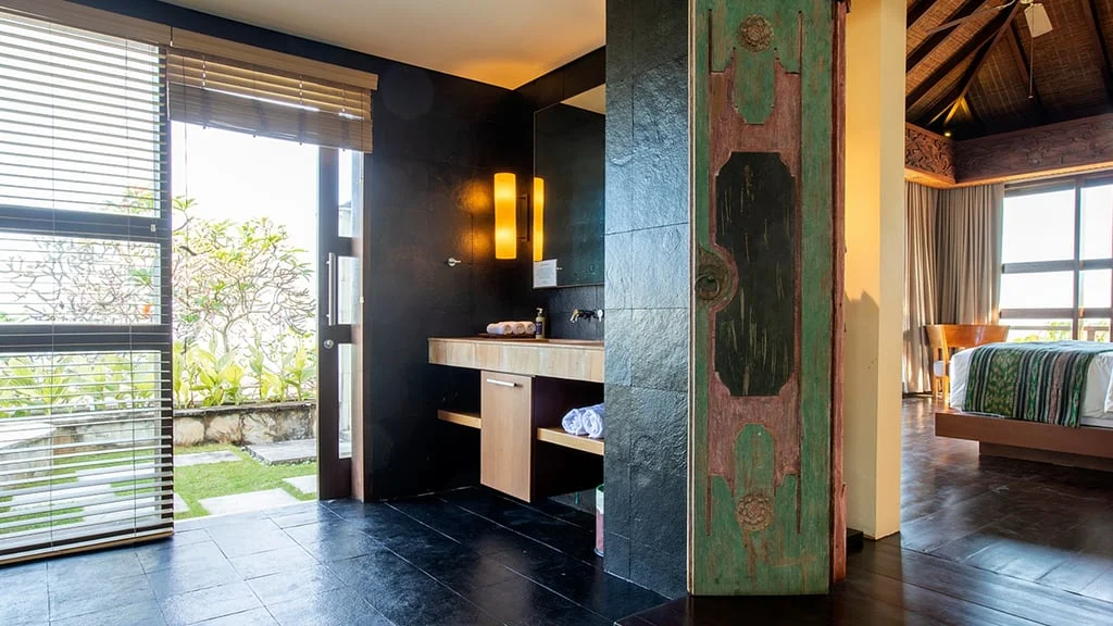 6BR Luxury Cliffside Villa with Ocean View in Uluwatu — image 9