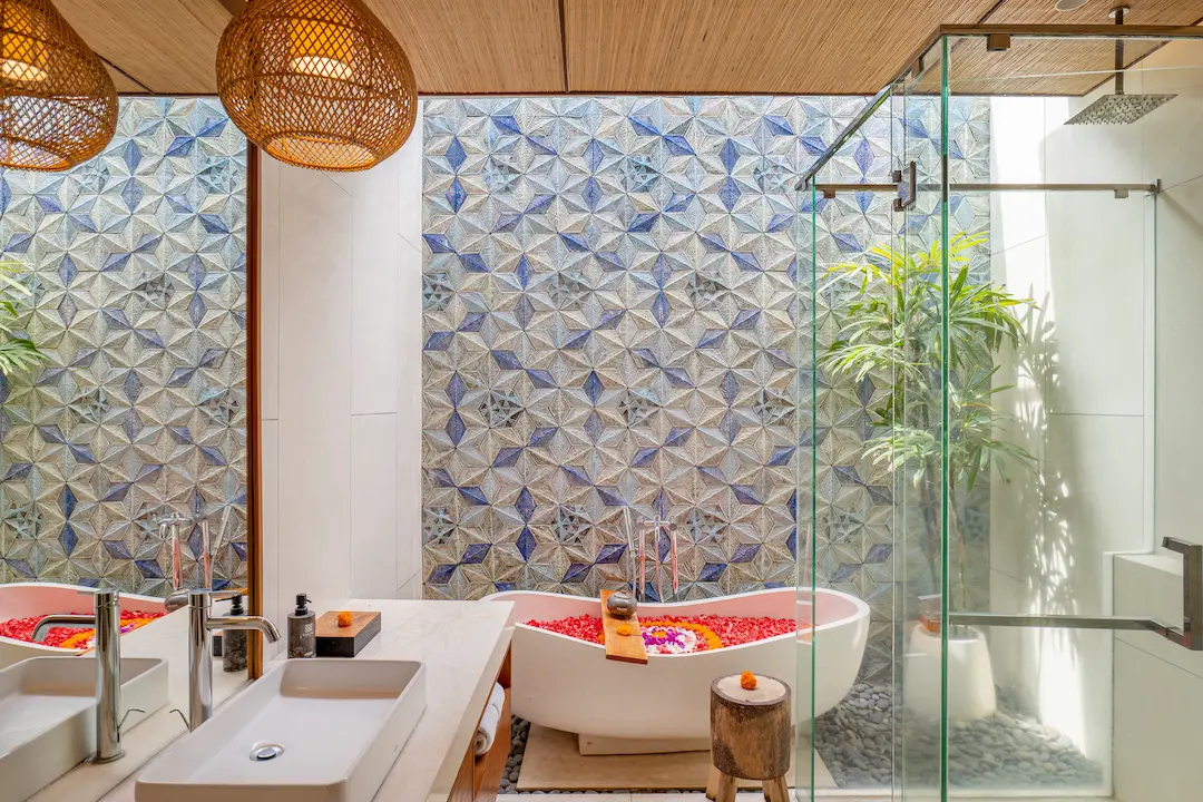Romantic 1–2BR Villa with Private Pool & Bathtub in Sanur — image 17