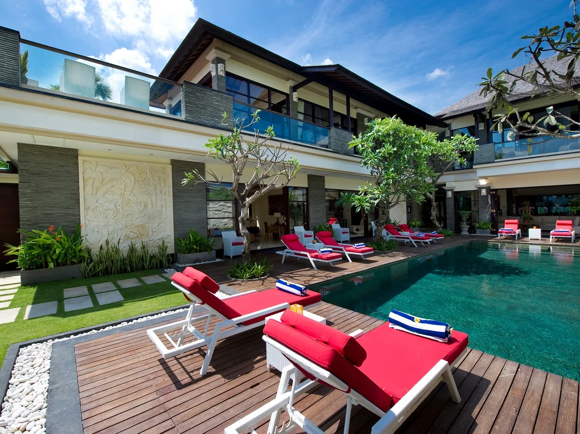 Beachfront 5BR Luxury Villa in Batubelig – Ocean Views and Rooftop Terrace – BVI2305 — image 4