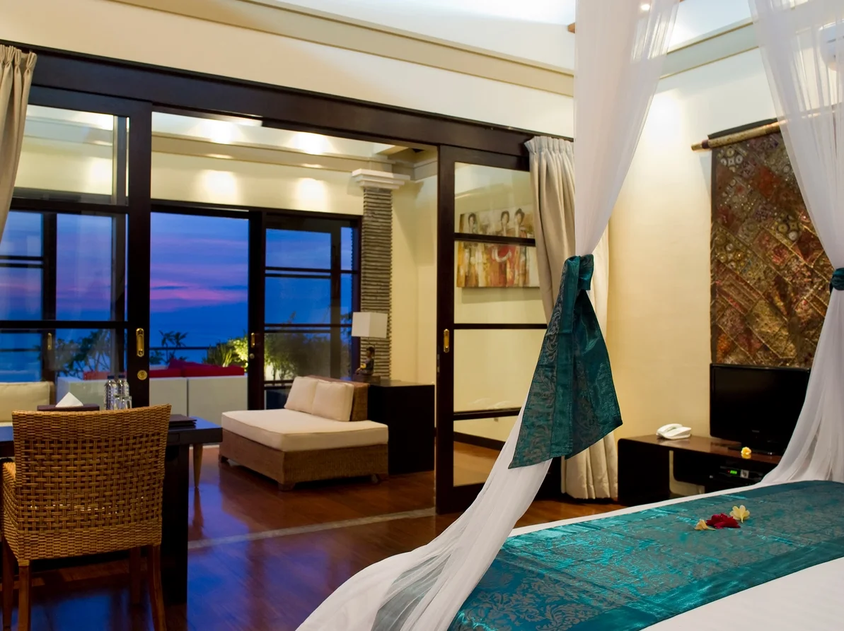 Beachfront 5BR Luxury Villa in Batubelig – Ocean Views and Rooftop Terrace – BVI2305 — image 7