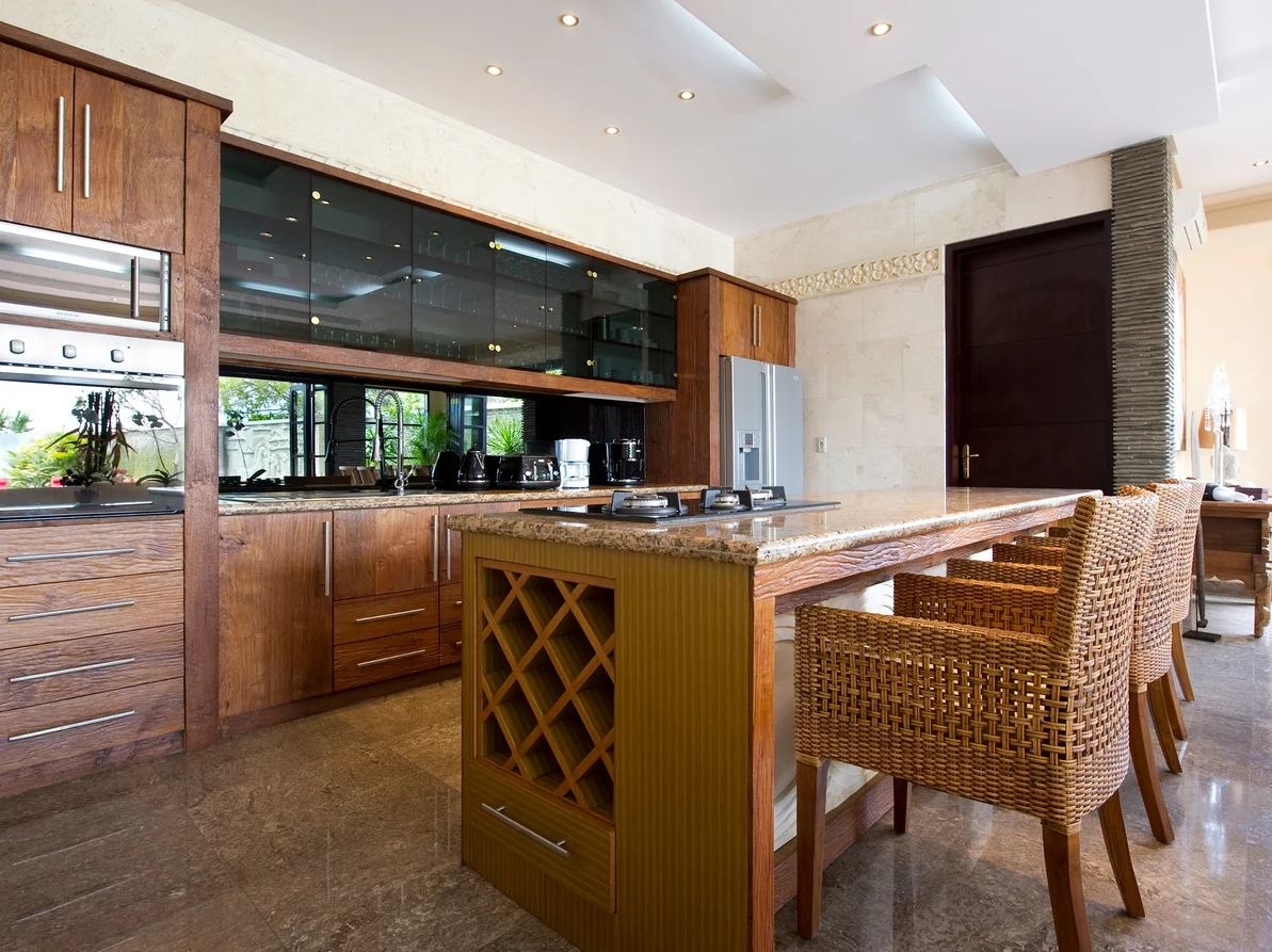 Beachfront 5BR Luxury Villa in Batubelig – Ocean Views and Rooftop Terrace – BVI2305 — image 13