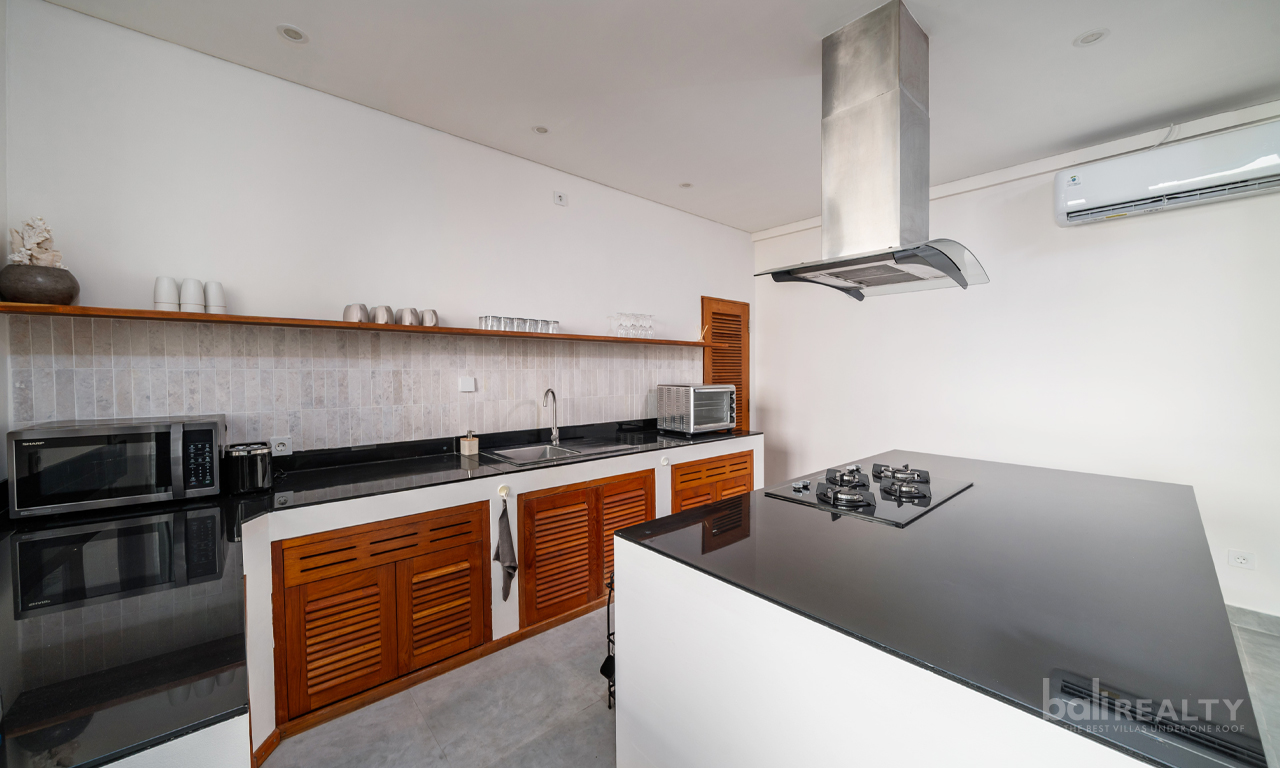 Contemporary Three-Bedroom Villa in Strategic Berawa, Minutes from the Beach 2990 — image 9