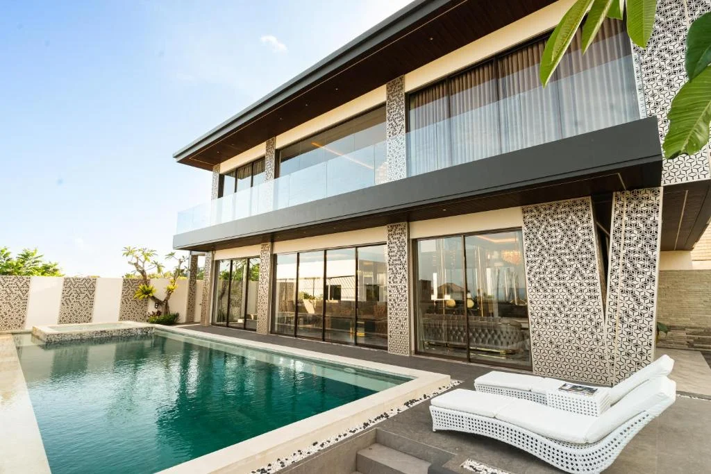 Luxury 4-Bedroom Villa on Uluwatu Cliff with Rooftop Ocean View & Private Pool — image 6