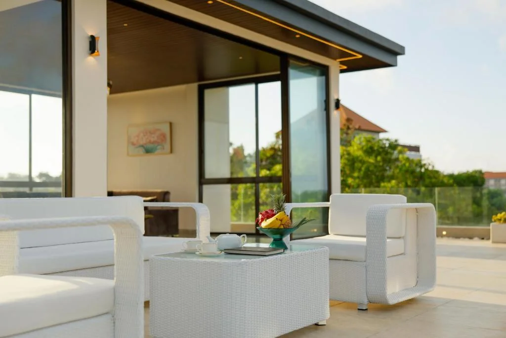 Luxury 4-Bedroom Villa on Uluwatu Cliff with Rooftop Ocean View & Private Pool — image 4