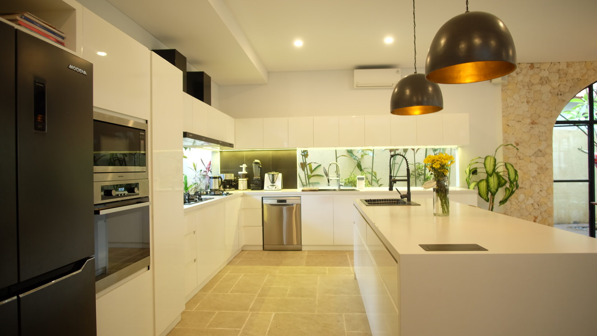 Spacious family villa near the beach — image 5