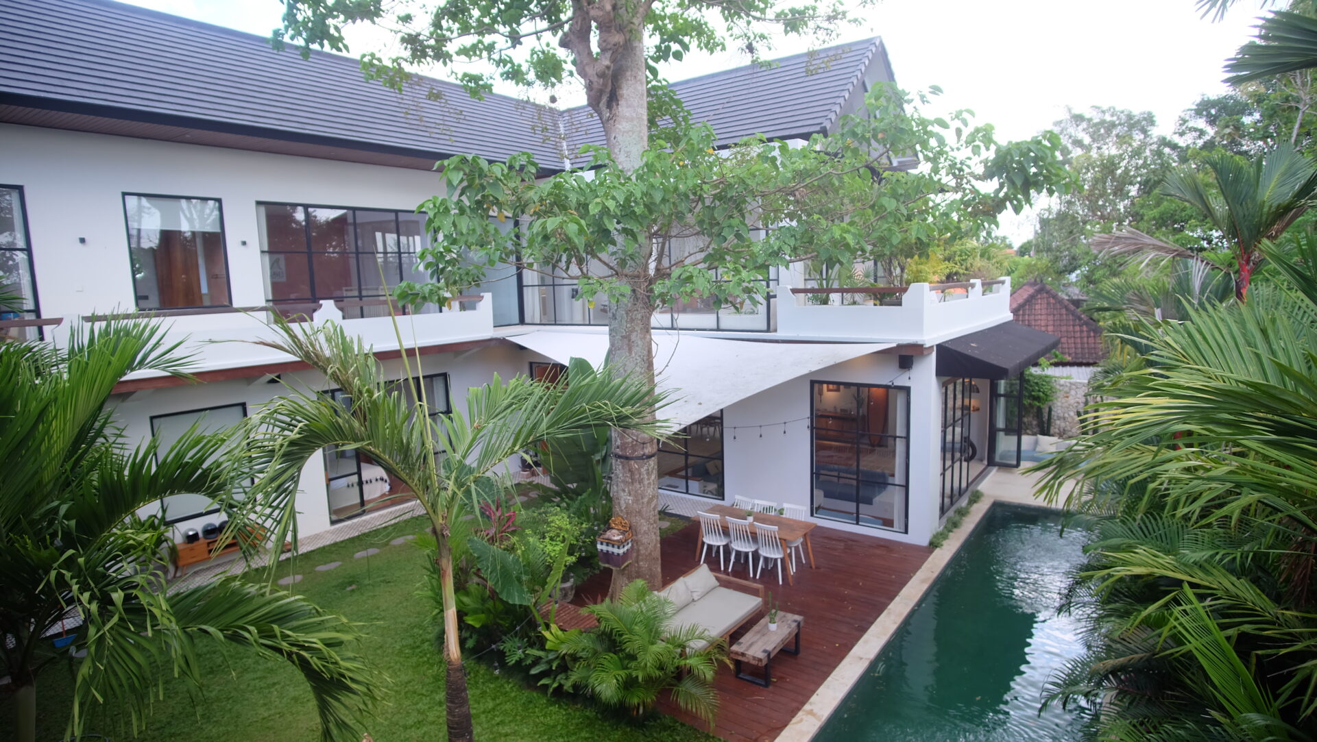 Spacious family villa near the beach — image 1