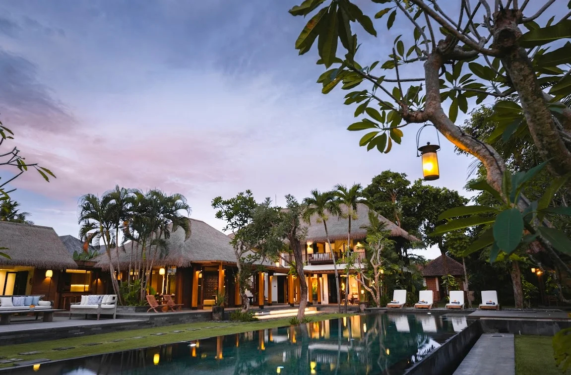 Elegant 5-Bedroom Villa with Rice Field View in Seseh, Canggu — image 3