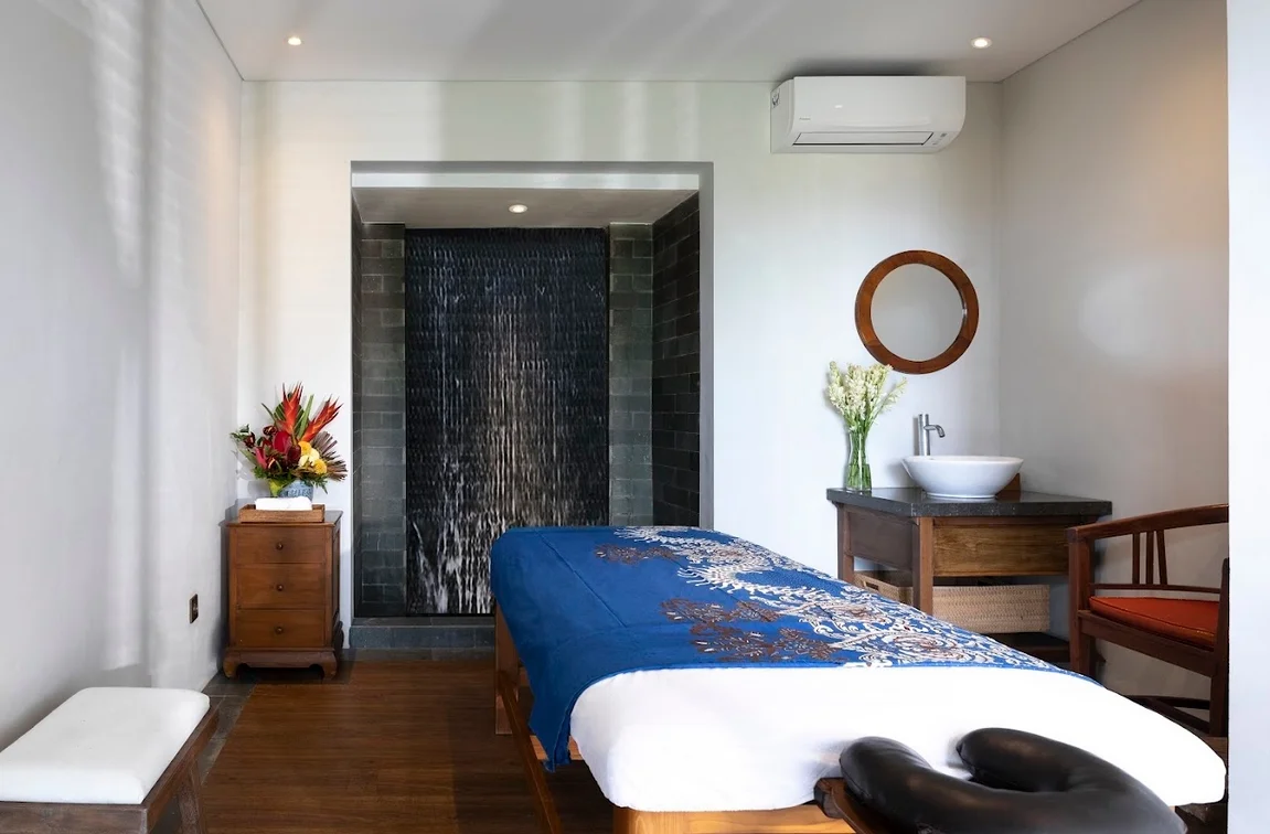 Elegant 5-Bedroom Villa with Rice Field View in Seseh, Canggu — image 11
