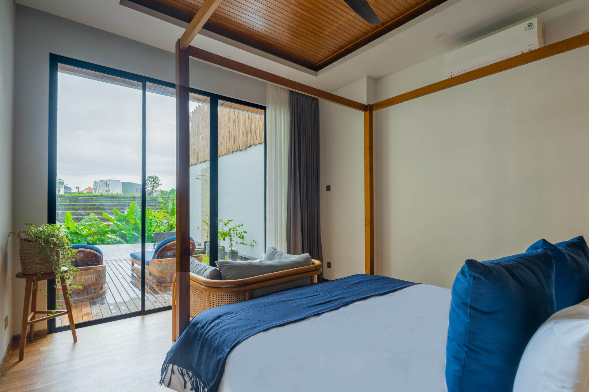 Modern 4-Bedroom Rice Field Villa in Pererenan — image 7