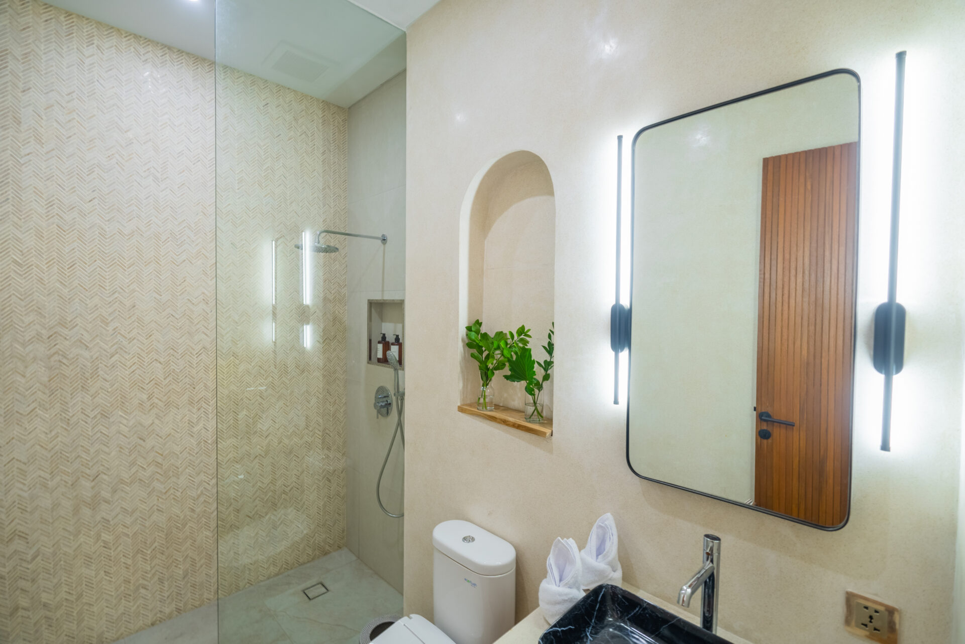 Modern 4-Bedroom Rice Field Villa in Pererenan — image 14