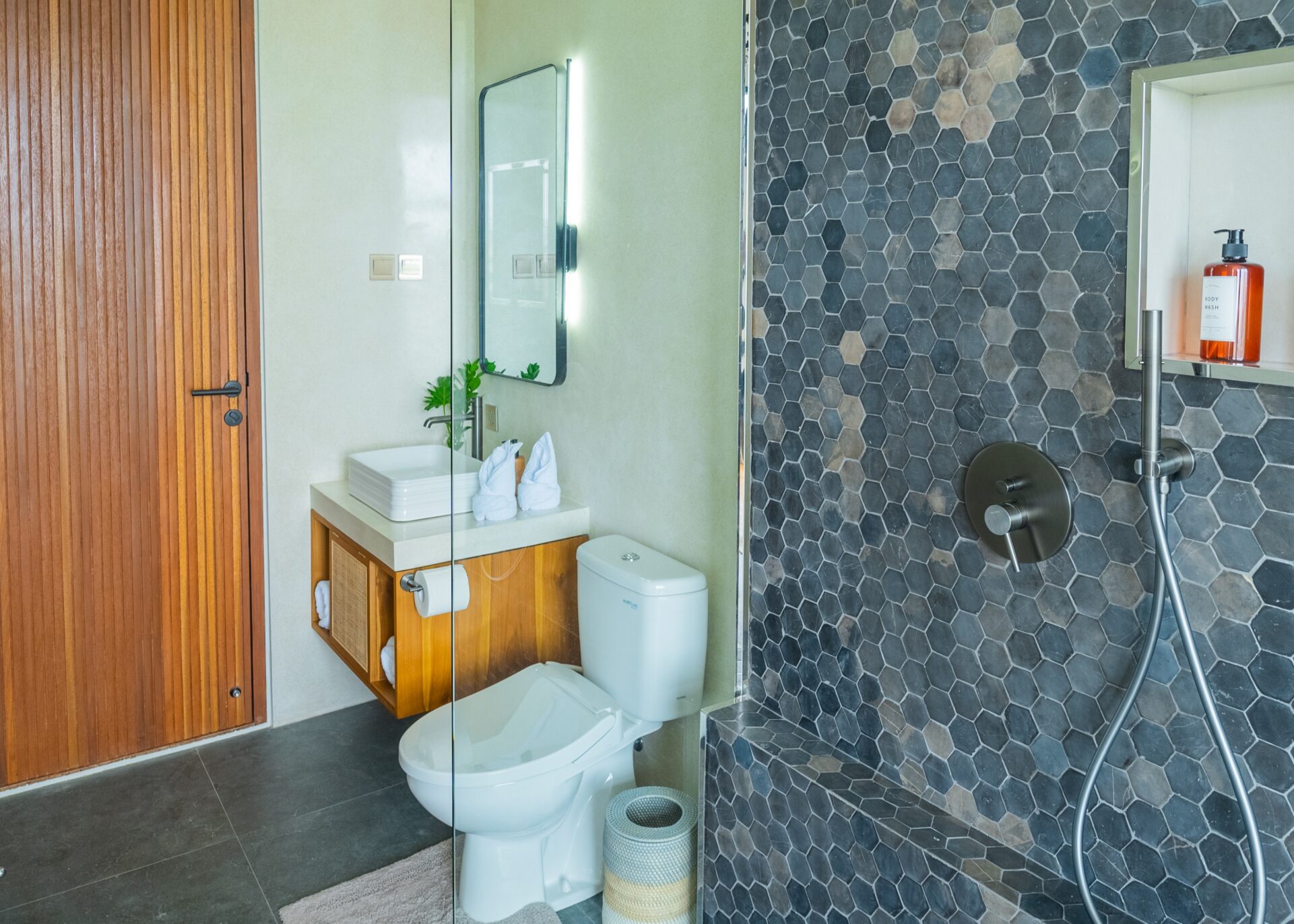 Modern 4-Bedroom Rice Field Villa in Pererenan — image 15