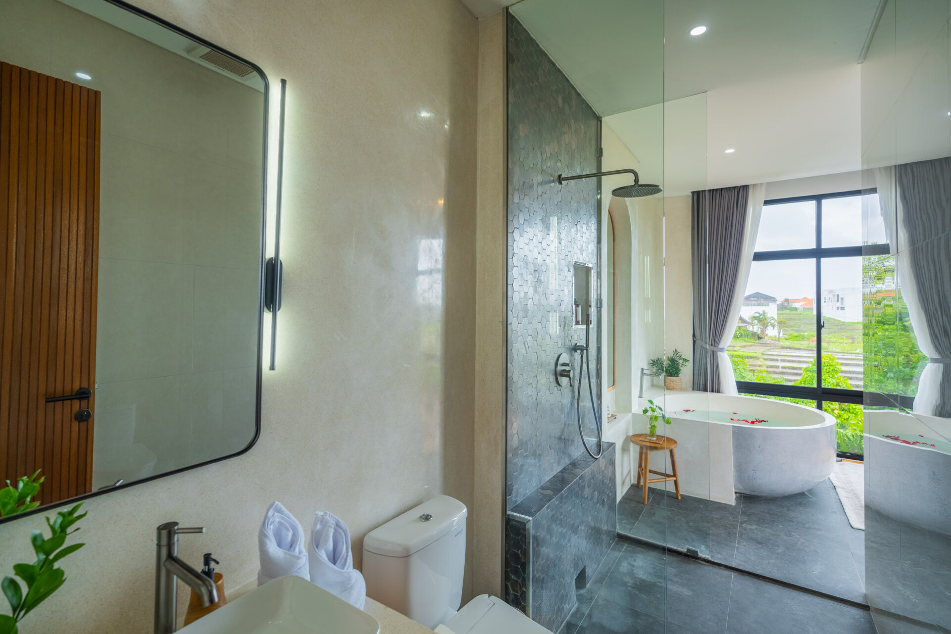 Modern 4-Bedroom Rice Field Villa in Pererenan — image 16