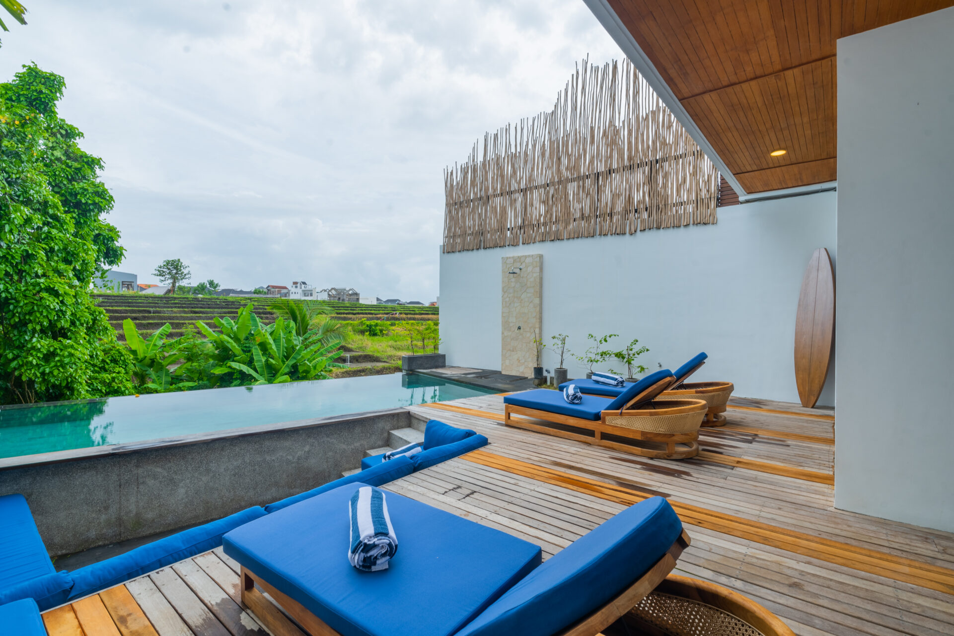 Modern 4-Bedroom Rice Field Villa in Pererenan — image 1