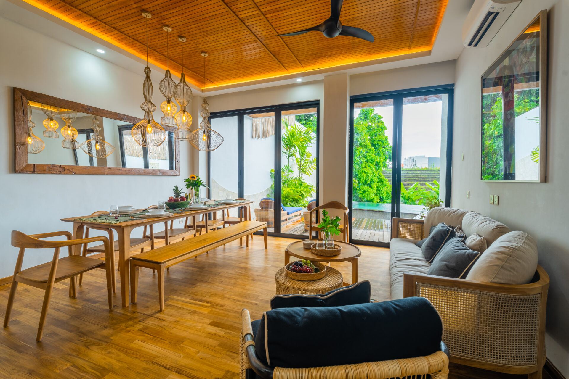 Modern 4-Bedroom Rice Field Villa in Pererenan — image 4