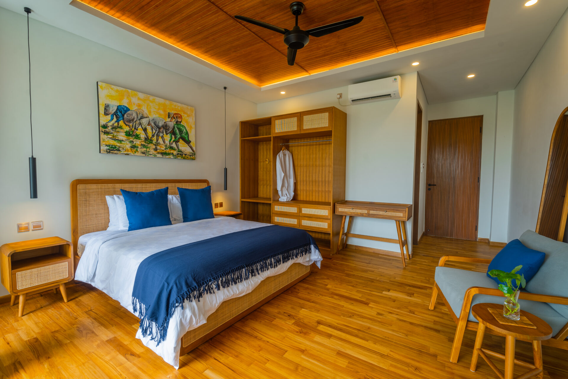 Modern 4-Bedroom Rice Field Villa in Pererenan — image 10