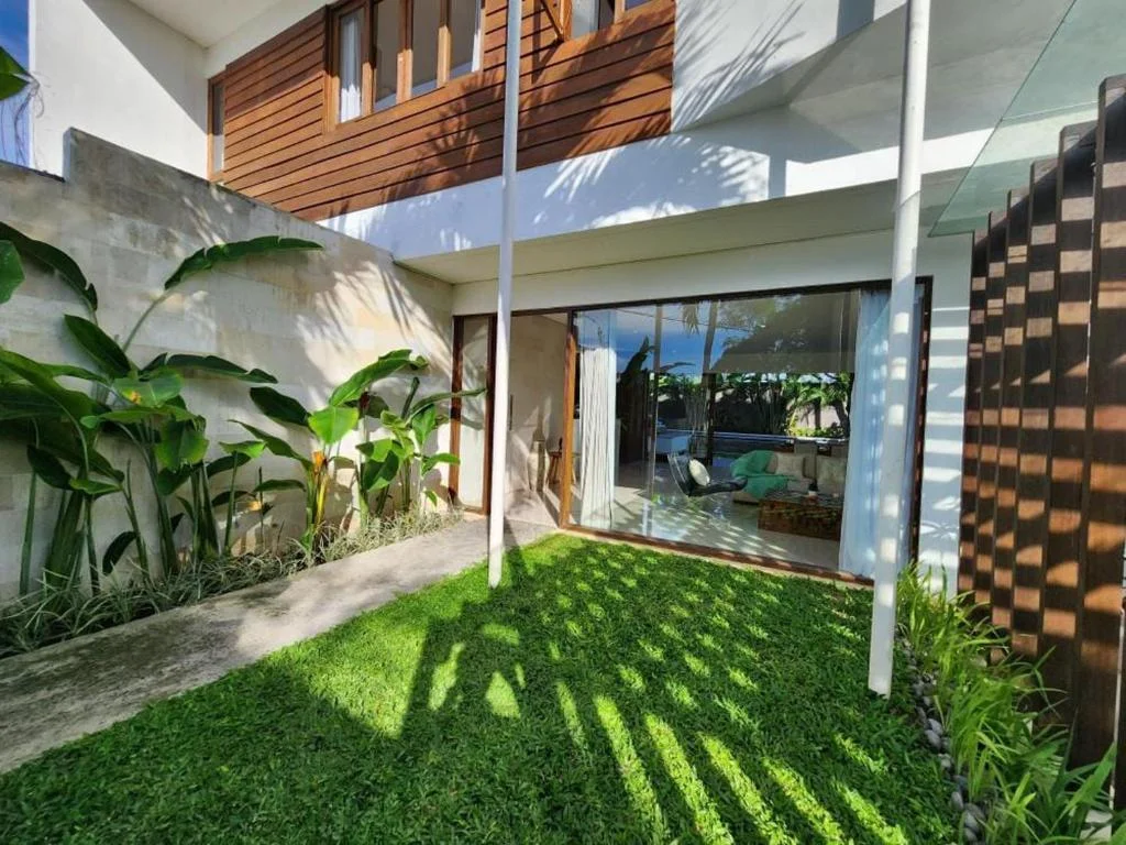 3-Bedroom Private Pool Villa Rental near Batu Belig Beach Seminyak – Peaceful Hideaway — image 6