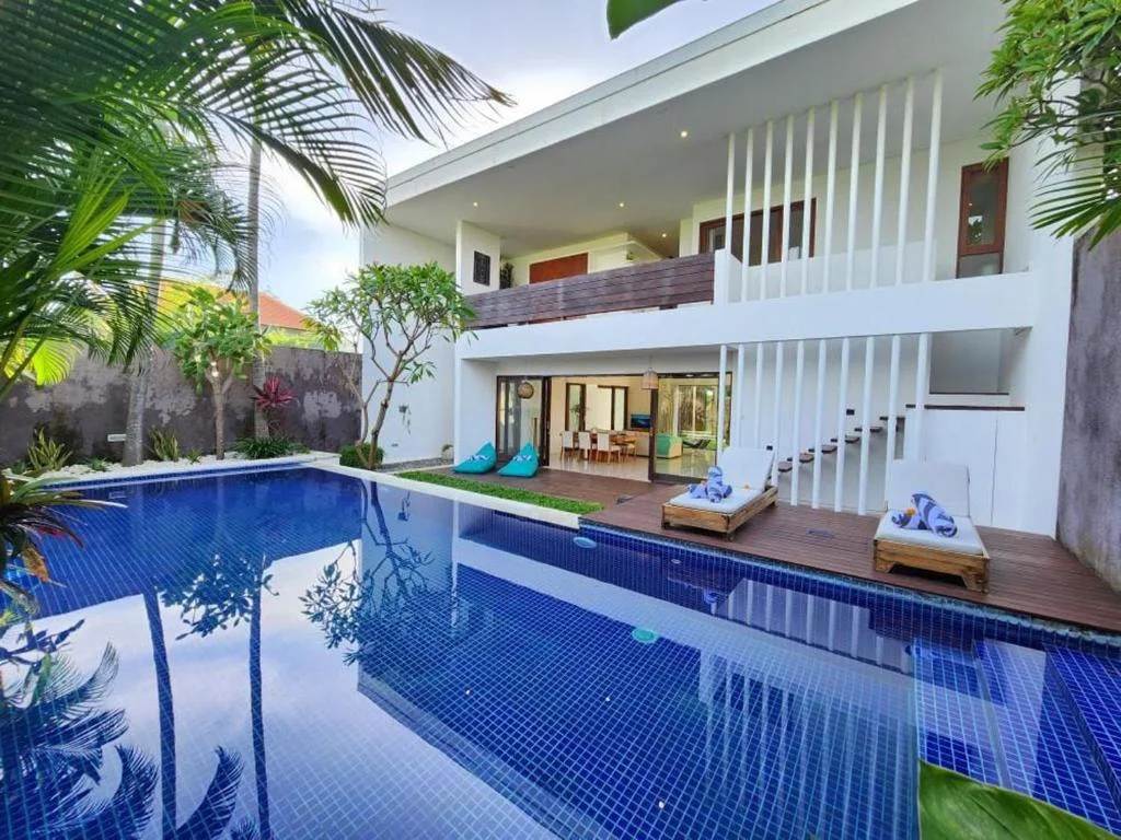 3-Bedroom Private Pool Villa Rental near Batu Belig Beach Seminyak – Peaceful Hideaway – BVI70805