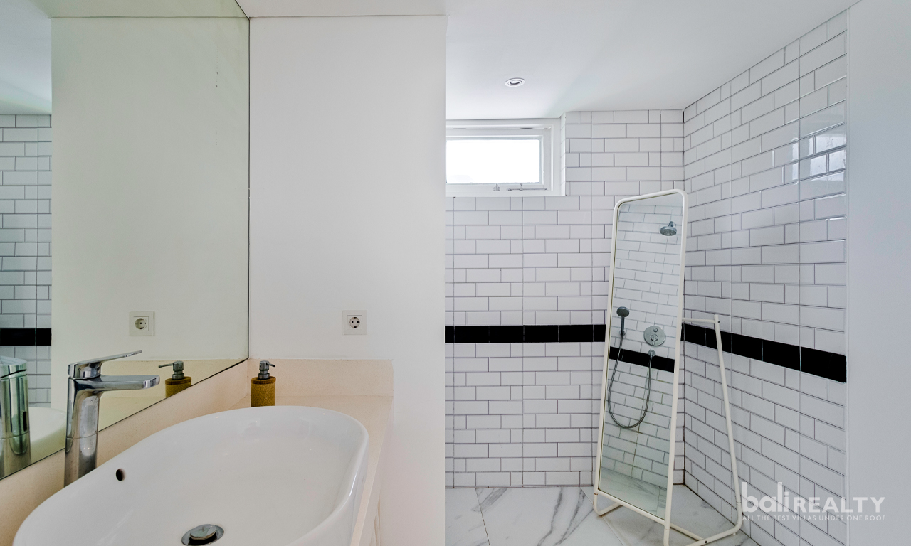 Prime Pererenan Location: Modern Four-Bedroom Villa with Jacuzzi and Rooftop, just a Short Walk to the Beach 2964 — image 13