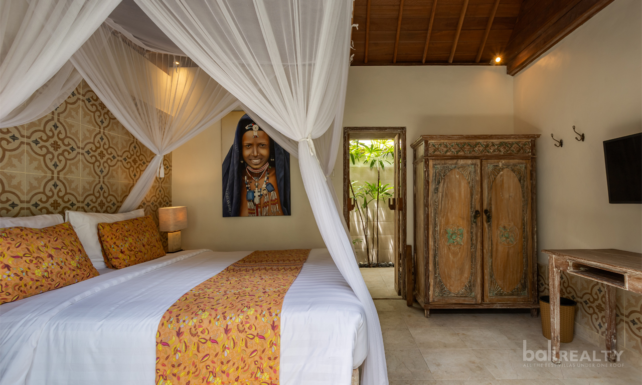 Charming Balinese Bohemian Three-Bedroom Villa with Long Lease in Prime Seminyak 2954 — image 9