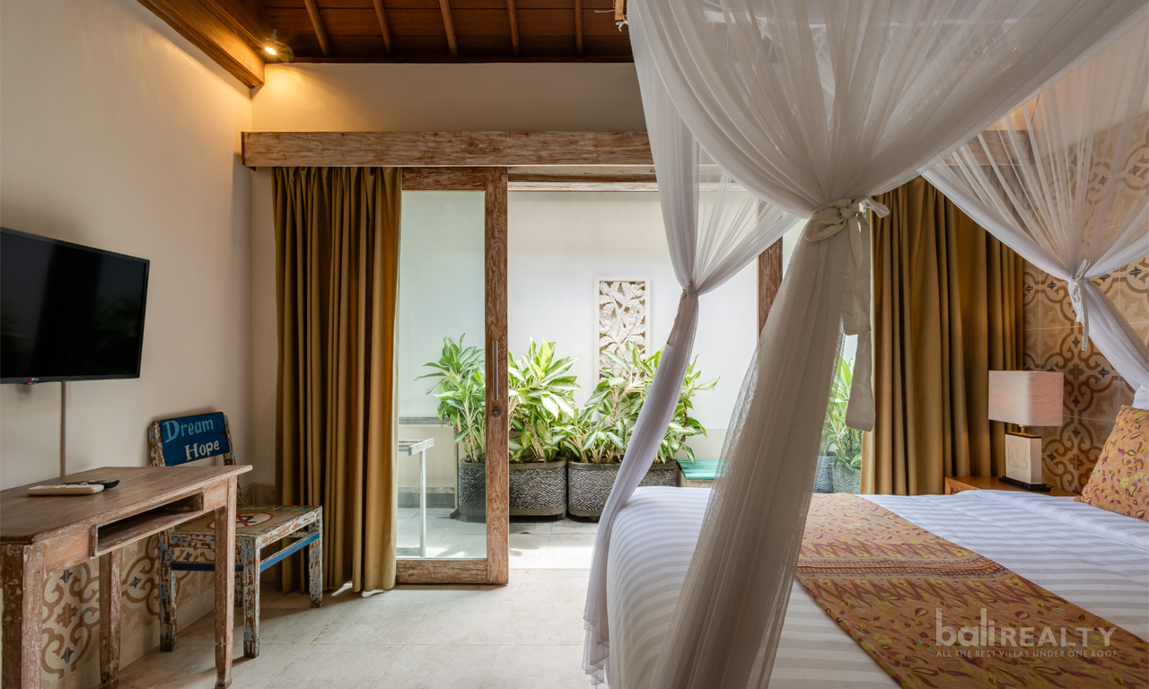 Charming Balinese Bohemian Three-Bedroom Villa with Long Lease in Prime Seminyak 2954 — image 10
